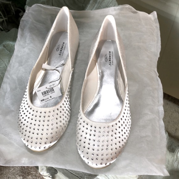 SZ 8 WHITE SATIN FLATS WITH RHINESTONES NWT - Picture 2 of 8